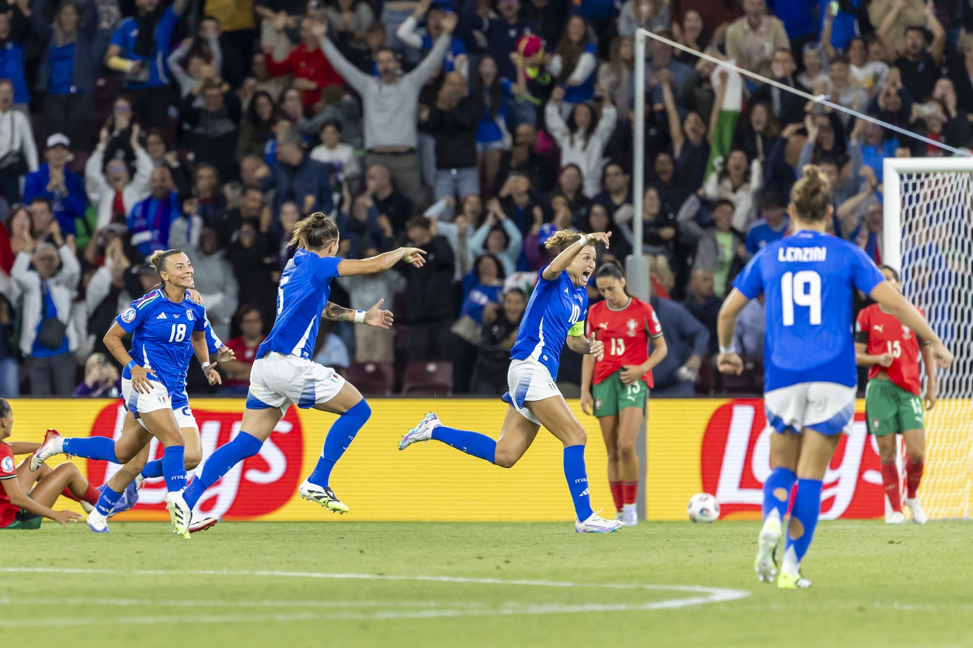 La selección portuguesa logró empatar por 1-1 ante Italia con un gol en el minuto 89 de Diana Gomes y permitió a España clasificarse matemáticamente para los cuartos de final de la Eurocopa que se disputa en Suiza. EFE/EPA/SALVATORE DI NOLFI EDITORIAL USE ONLY