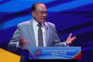 El primer ministro de Malasia, Anwar Ibrahi, durante su discurso en la reunión de ministros de Exteriores de la ASEAN, en Kuala Lumpur. 
EFE/EPA/FAZRY ISMAIL