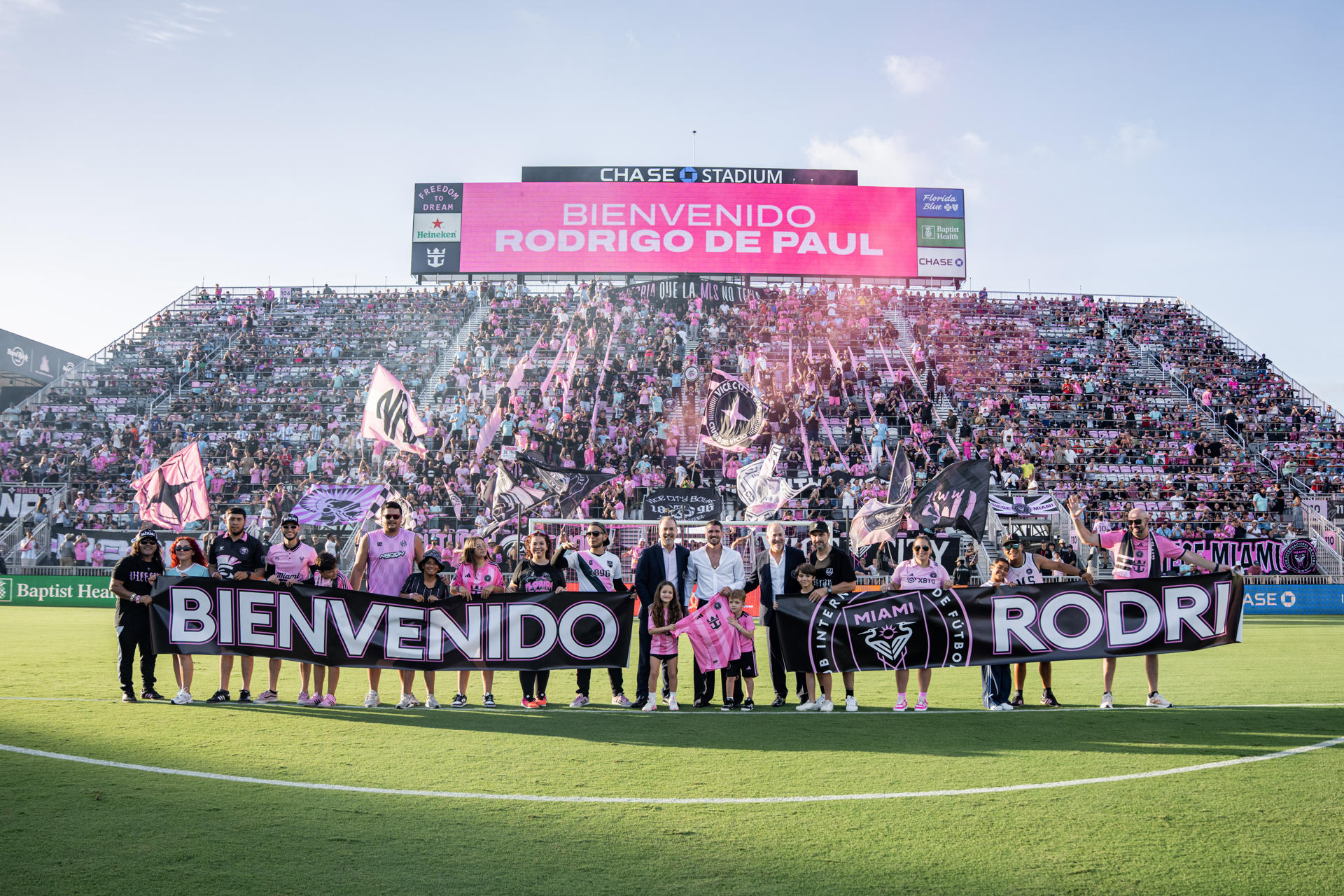 Fotografía cedida por el Inter Miami CF del futbolista argentino Rodrigo de Paul posando junto a sus hijos durante su presentación como nuevo jugador del Inter Miami este sábado, en el estadio Chase, en Fort Lauderdale (EE.UU.). EFE/ Carlos Goldman/ Inter Miami CF /SOLO USO EDITORIAL/NO VENTAS/ SOLO DISPONIBLE PARA ILUSTRAR LA NOTICIA QUE ACOMPAÑA (CRÉDITO OBLIGATORIO)
