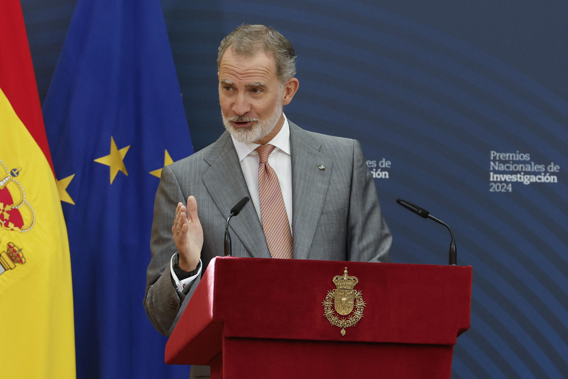 El rey Felipe VI durante la entrega de los Premios Nacionales de Investigación, el reconocimiento científico más importante de España, celebrado este jueves en el Palacio Real de El Pardo. EFE/ Javier Lizón
