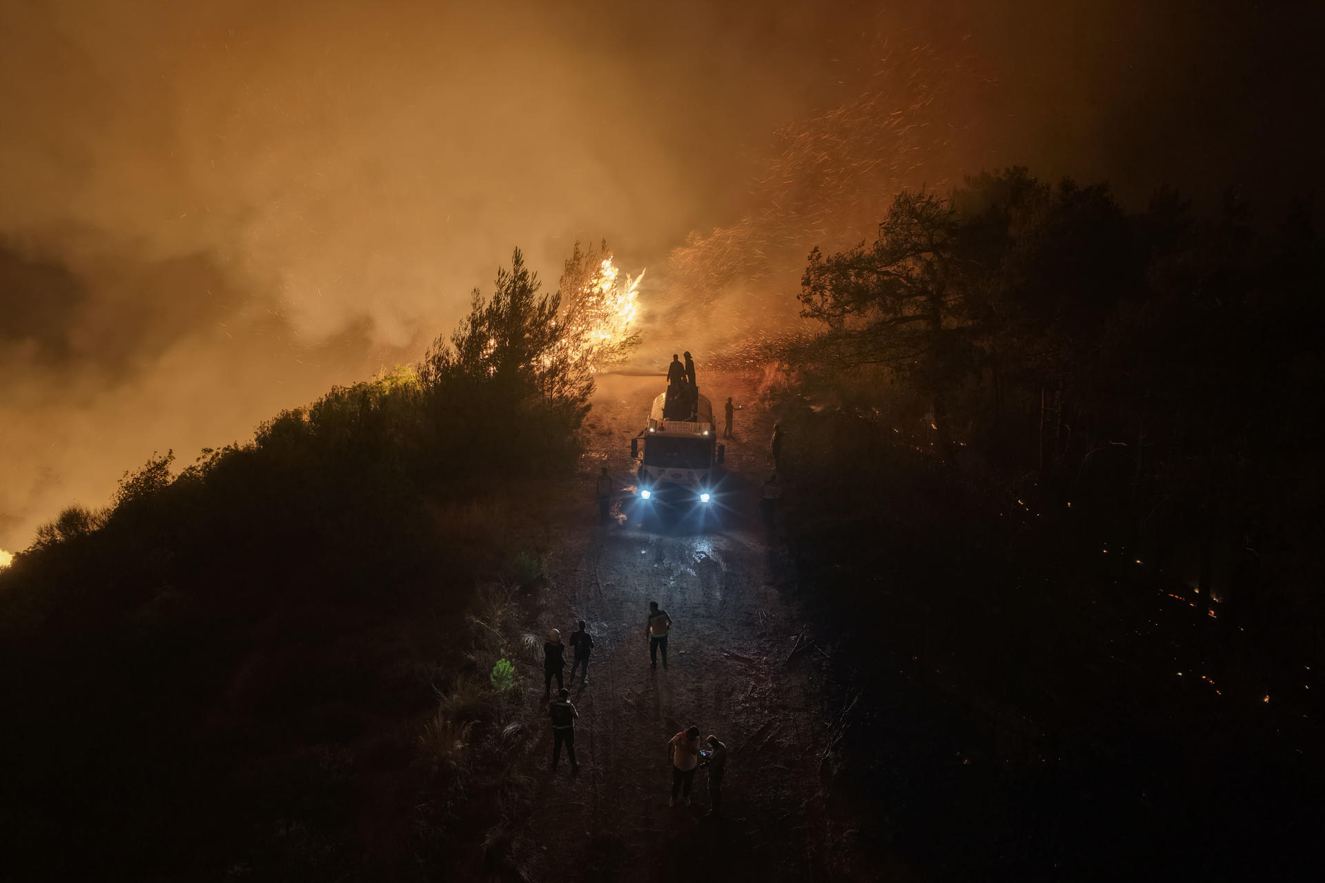 Equipos de bomberos tratan de extinguir los incendios que devoran los bosques de la provincia de Latakia, en el noroeste de Siria, este martes. EFE/Yahya Nemah