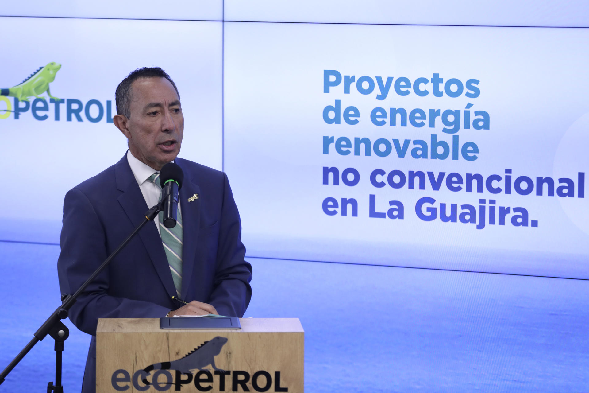 El presidente de Ecopetrol, Ricardo Roa, habla en una rueda de prensa este lunes, en Bogotá (Colombia). EFE/ Carlos Ortega