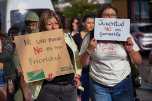 Mujeres sostienen carteles durante una protesta este lunes a las afueras del que era el Ministerio de la Mujer, en Quito (Ecuador). EFE/ Gianna Benalcázar