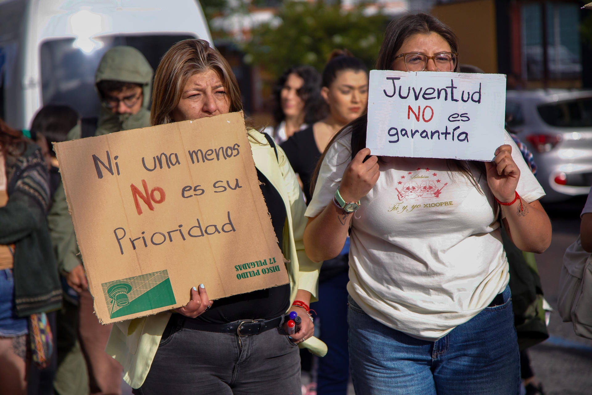 Mujeres sostienen carteles durante una protesta este lunes a las afueras del que era el Ministerio de la Mujer, en Quito (Ecuador). EFE/ Gianna Benalcázar