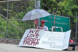 Una hombre fue captado este miércoles, 2 de julio, al sostener carteles a favor del mandatario Donald Trump, durante una protesta cerca al centro de detención para migrantes 'Alligator Alcatraz', en Ochopee (FL, EE.UU.). EFE/Alberto Boal
