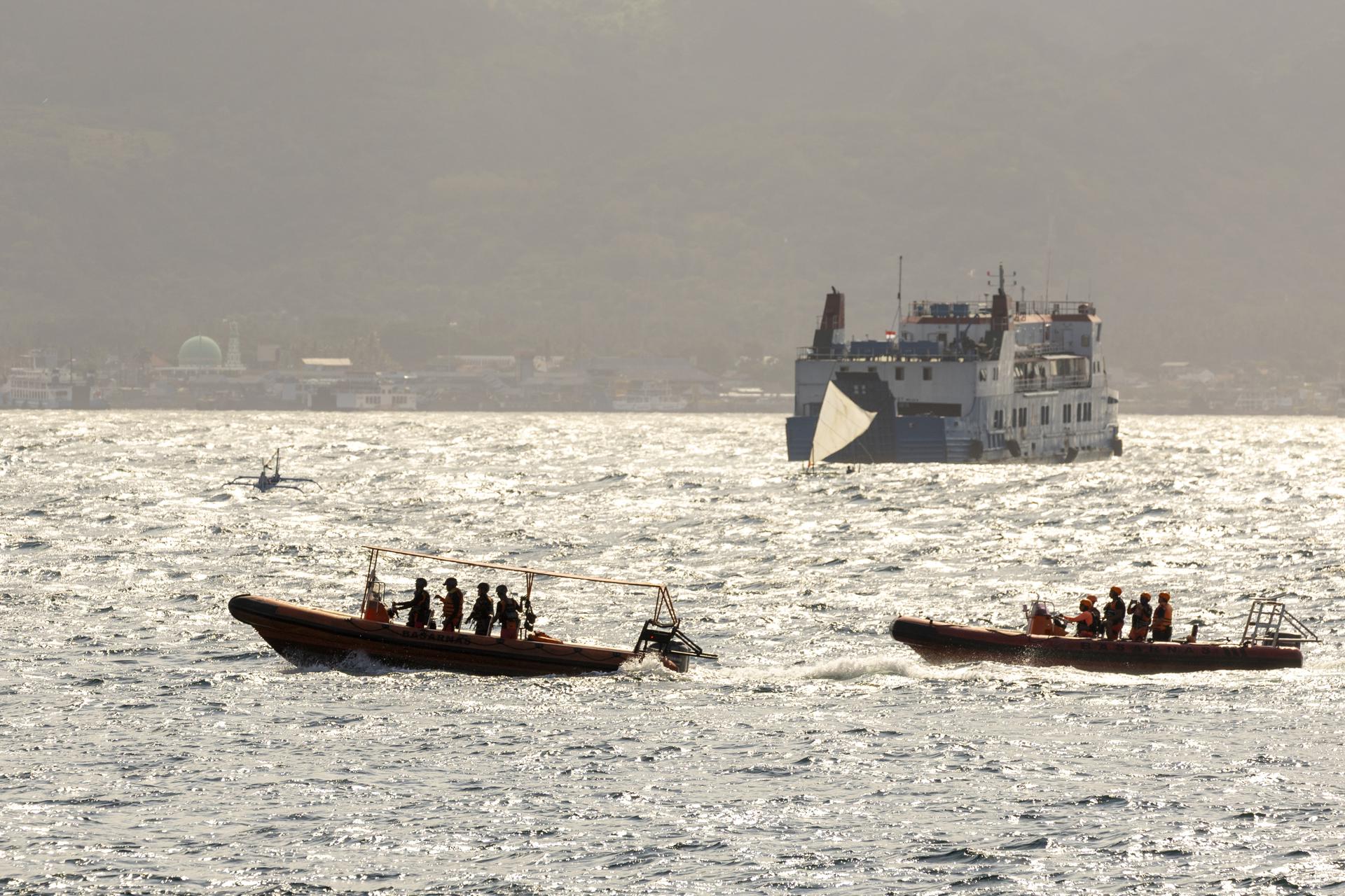Los equipos de emergencia indonesios continúan con la búsqueda de los desaparecidos tras seis días del hundimiento de un ferri cerca de la isla de Bali. 
EFE/EPA/MADE NAGI