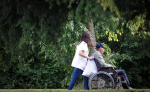 Una mujer pasea con un hombre en silla de ruedas en una imagen de archivo. EFE/Javier Etxezarreta.