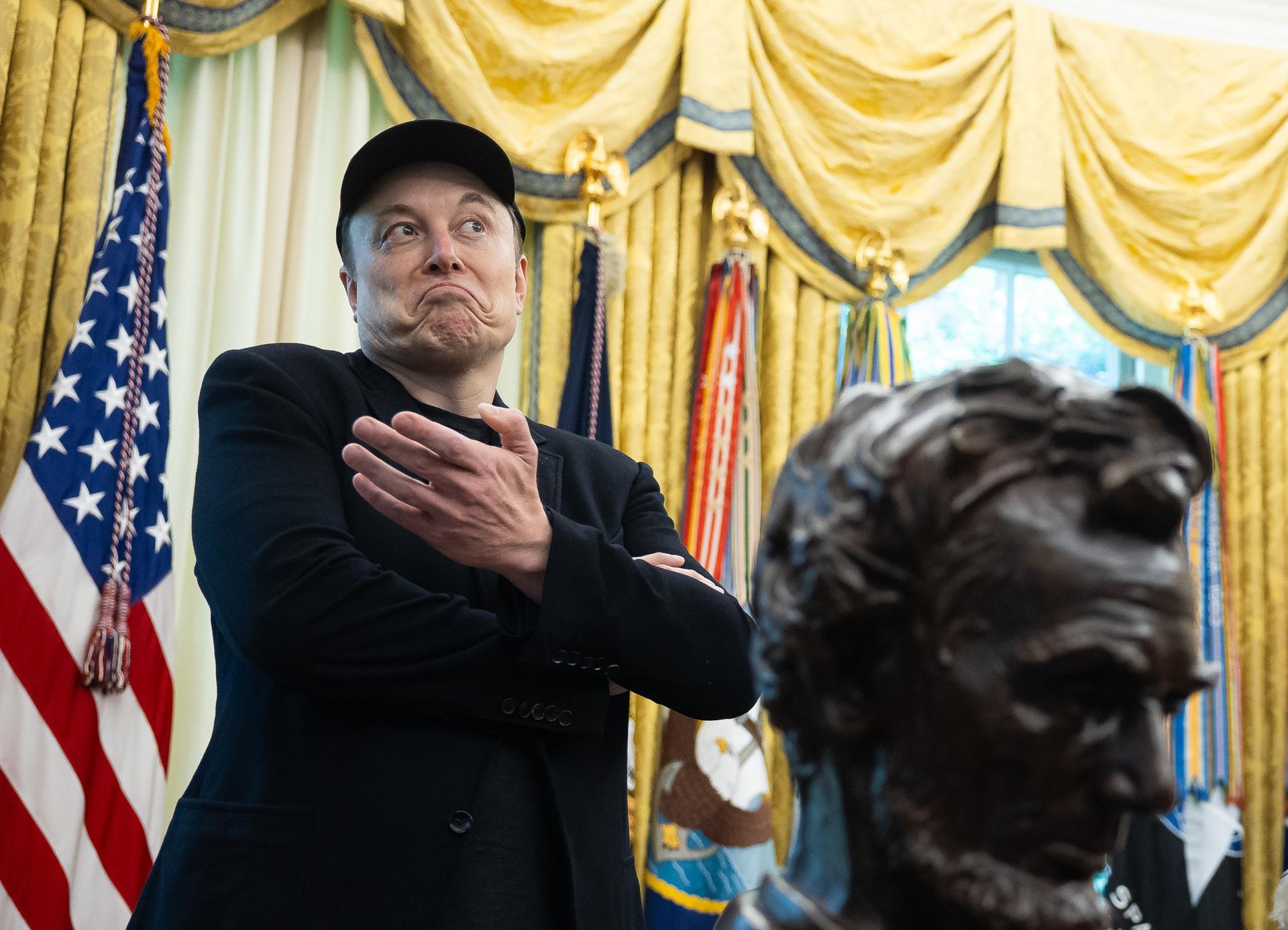 Fotografía de archivo que muestra a Elon Musk reaccionando durante una conferencia de prensa con el presidente estadounidense, Donald Trump, en la Casa Blanca en Washington (EE. UU.). EFE/ Francis Chung / Pool /ARCHIVO