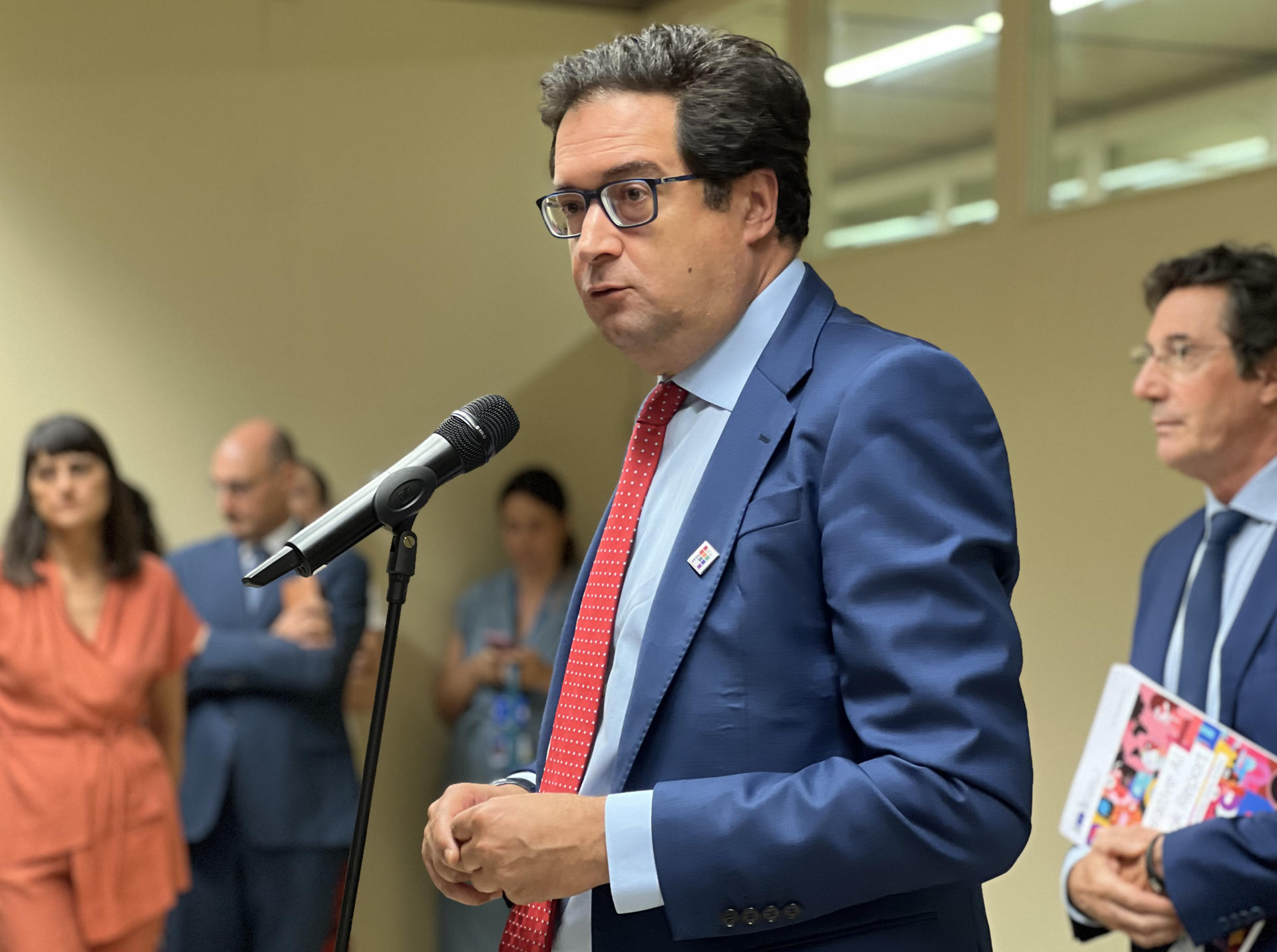 El ministro para la Transformación Digital y de la Función Pública, Óscar López, atiende a la prensa este miércoles en Sevilla. EFE/ Roberto Ruiz Oliva