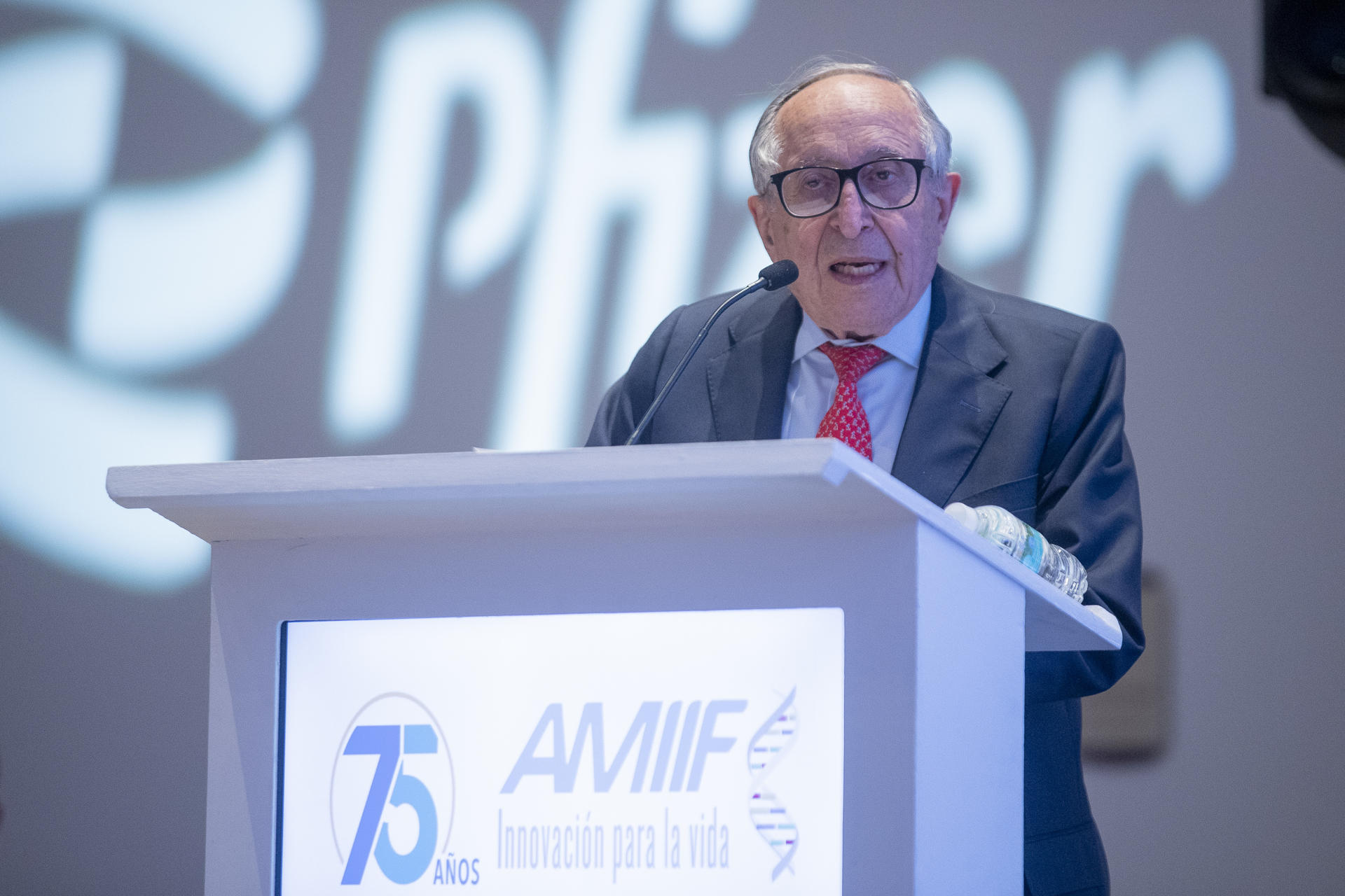 El secretario de Salud, David Kershenobich, habla durante la conmemoración por los 75 años de la AMIIF, este miércoles en Ciudad de México (México). EFE/ Isaac Esquivel