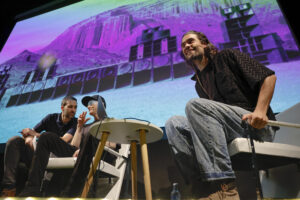 El cineasta Oliver Laxe (d) y el músico y productor Kangding Ray (c) se dan cita en el festival Curtocircuíto para conversar alrededor de la creación de la banda sonora de 'Sirat', hoy viernes en Santiago de Compostela. EFE/Lavandeira jr