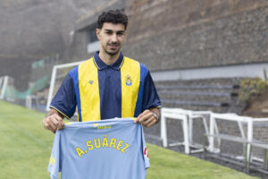 La Unión Deportiva Las Palmas ha presentado este martes a su nuevo portero, el grancanario Adrián Suárez, procedente del Villarreal. EFE/Quique Curbelo