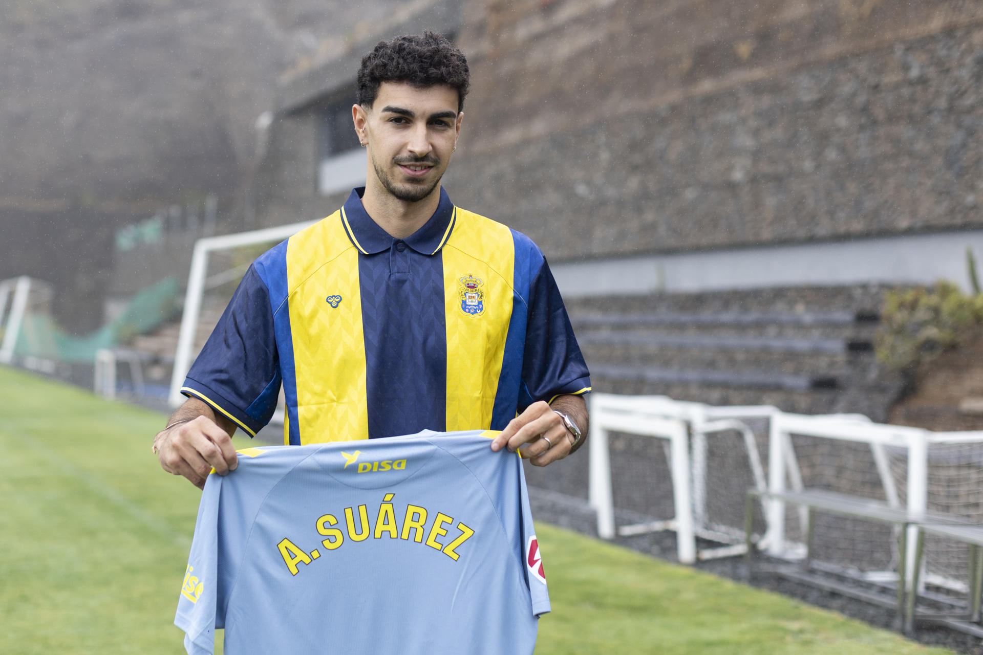 La Unión Deportiva Las Palmas ha presentado este martes a su nuevo portero, el grancanario Adrián Suárez, procedente del Villarreal. EFE/Quique Curbelo