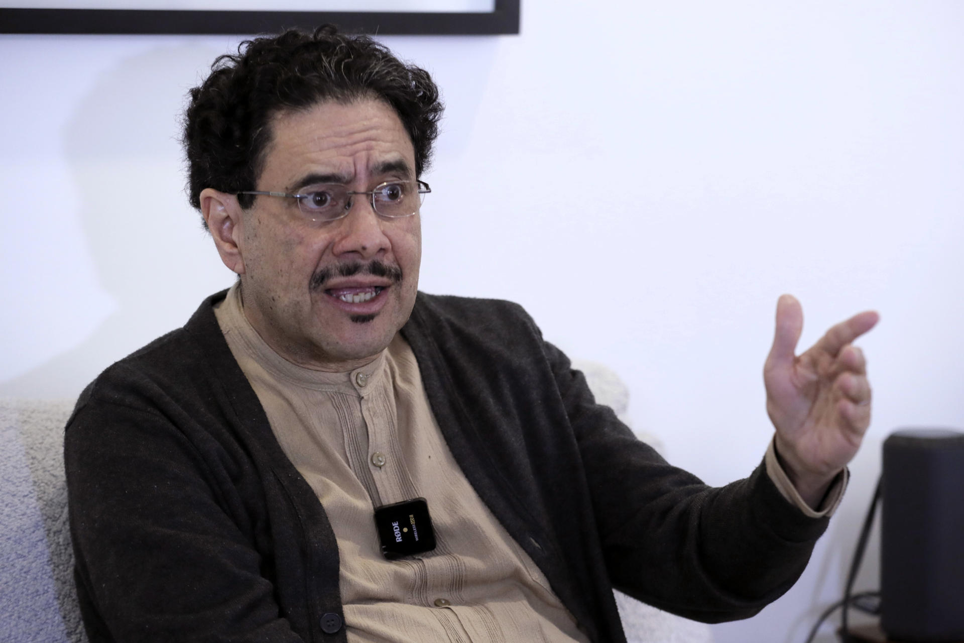 El senador de Colombia Iván Cepeda habla durante entrevista con EFE, en Bogotá (Colombia). EFE/ Carlos Ortega
