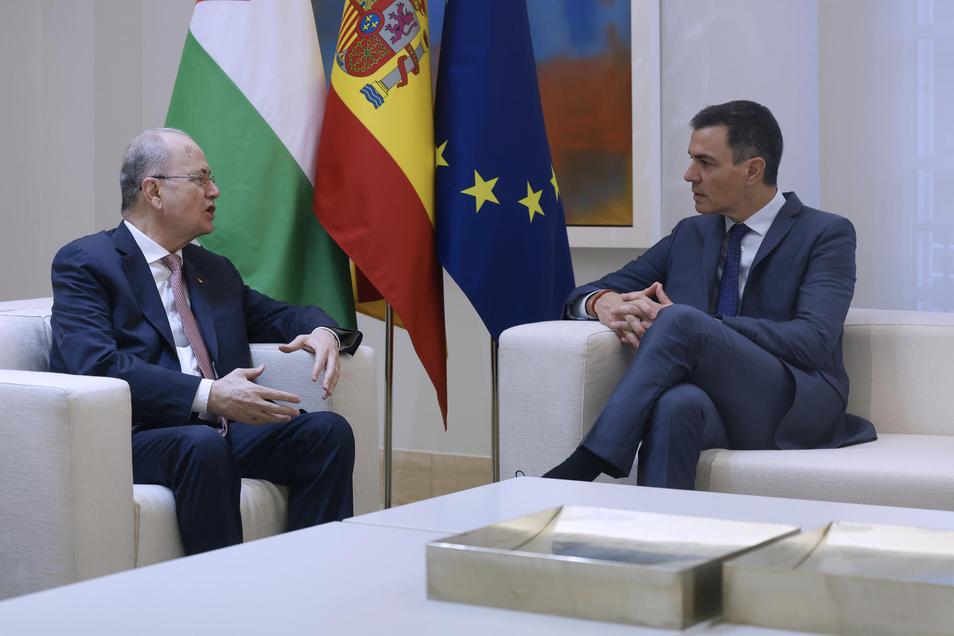 .- El presidente del Gobierno, Pedro Sánchez (d), recibe al primer ministro palestino y titular de Asuntos Exteriores, Muhamad Mustafa, en el Palacio de la Moncloa, con motivo de la primera reunión intergubernamental entre los dos países, en la que se firmaron diversos acuerdos de colaboración en noviembre de 2024. EFE/ JJ Guillén