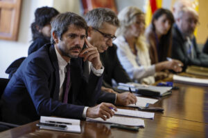 Imagen de archivo del ministro de Cultura, Ernest Urtasun, durante la reunión con representantes del sector cultural de la Comunitat Valenciana. EFE/ Biel Alino
