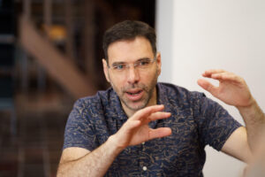 El investigador del Instituto de Astrofísica de Canarias (IAC) Enric Pallé ha dicho en una entrevista a EFE que las respuestas a la pregunta de si estamos solos en el Universo han llegado siempre desde la filosofía y la religión, y ahora, ha añadido "nos aproximamos a una respuesta científica". EFE/Ramón de la Rocha