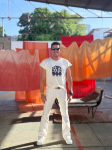 Fotografía cedida por Paola España Comunicaciones donde aparece el cantante colombiano Carlos Vives vistiendo una camiseta que conmemora los 500 años de la ciudad de Santa Marta (Colombia). EFE/Paola España Comunicaciones