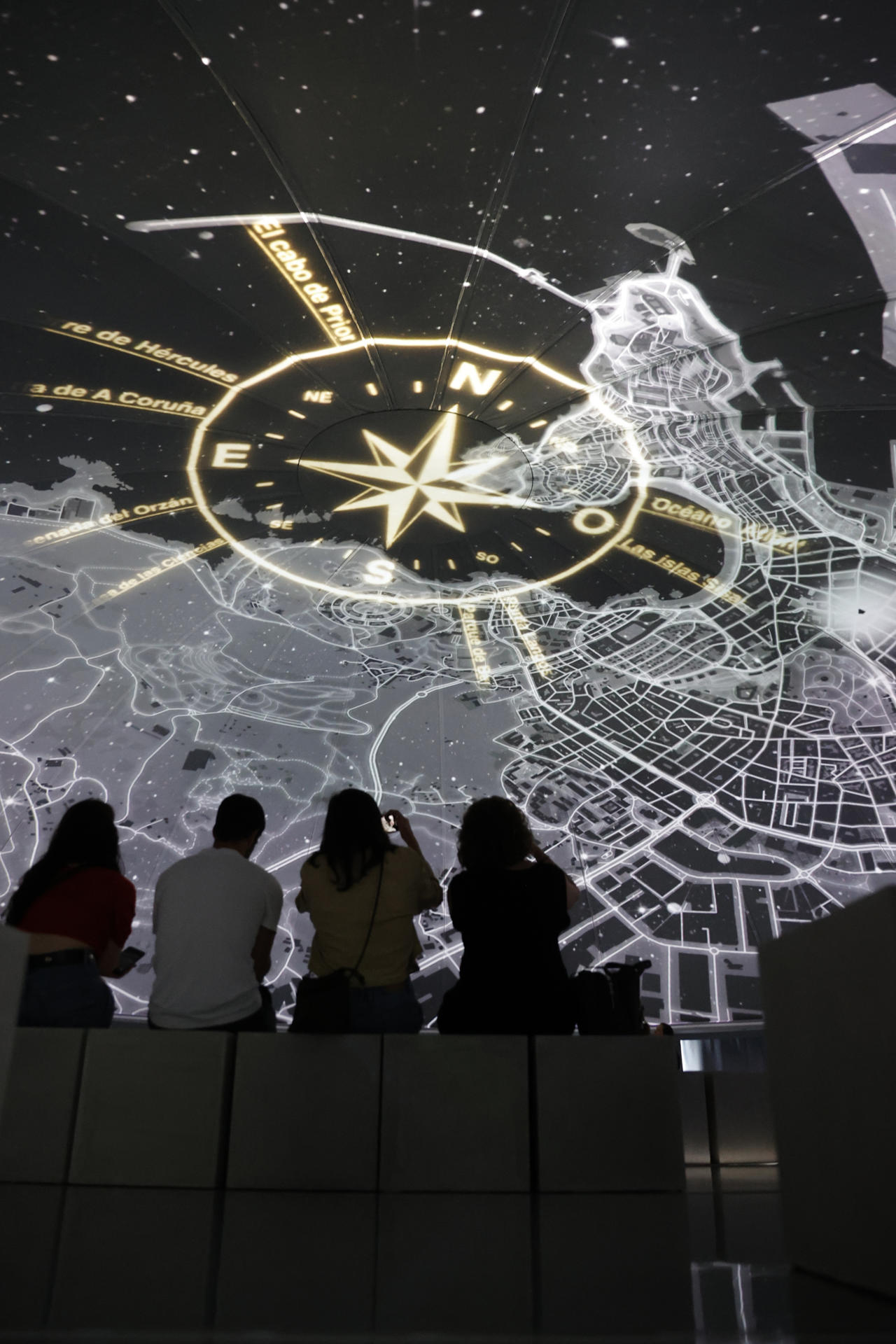 Vista de la obra de la artista londinense Es Devlin '50 Songs of the Sea' ('50 canciones del mar', un espacio redondo bajo una cúpula de 28 metros de diámetro, en la que cada anillo gira en un sentido) para celebrar el 50 aniversario de Zara y situada en la cúpula del monte de San Pedro de A Coruña, que fusiona la moda con el mar en la ciudad que vio nacer al gigante textil. EFE/Cabalar
