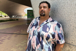 El cantante sevillano Rafael Ruiz -el Bomba- posa durante una entrevista con la agencia EFE. El artista participó en el programa 'La Voz' y se convirtió en el elegido de Alejandro Sanz, que comenzó a impulsar su carrera y, por eso, su nuevo tema 'Contigo' está dedicado al cantante que tanto hizo por él en sus inicios. EFE/ Fermín Cabanillas