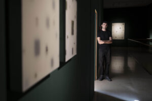El Museo Nacional y Centro de Investigación de Altamira presenta la exposición 'umbra' del artista Manuel Minch (c), en colaboración con la Galería Juan Silió.- EFE/ Pedro Puente Hoyos