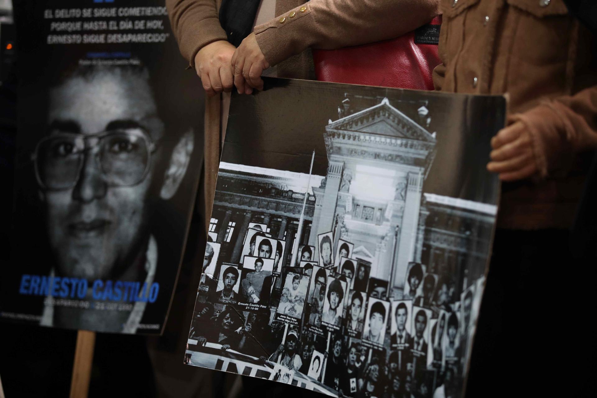 Familiares de las víctimas de la época del terrorismo sostienen un cartel durante una rueda de prensa este jueves, en Lima (Perú). EFE/ Paolo Aguilar