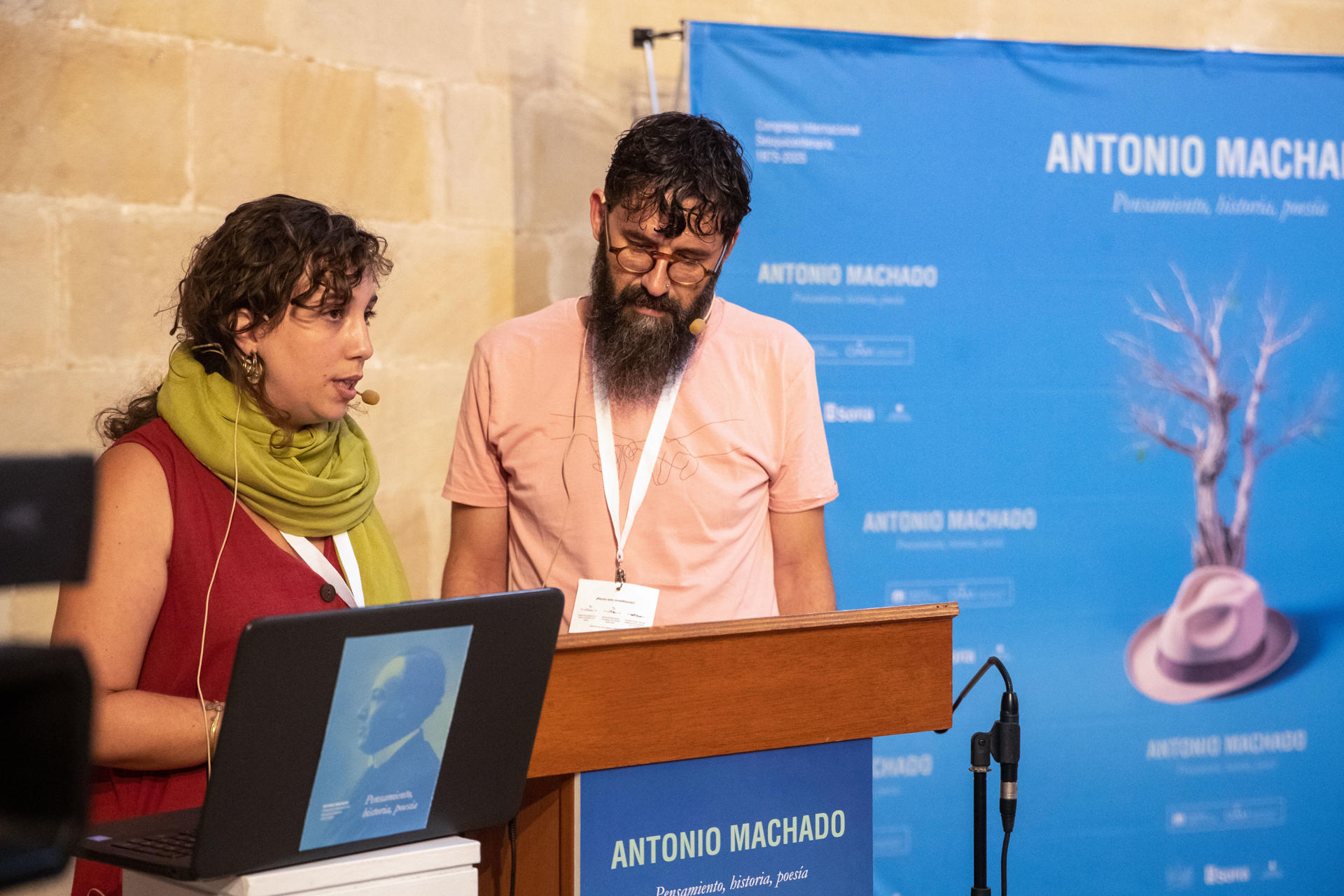 Los profesores de secundaria, Ana Bascuñana Soriano y Xavier Riera Ramis durante la conferencia pronunciada este miércoles en Soria con motivo del Congreso Internacional Sesquicentenario Antonio Machado (1875-1925). EFE/Wifredo García
