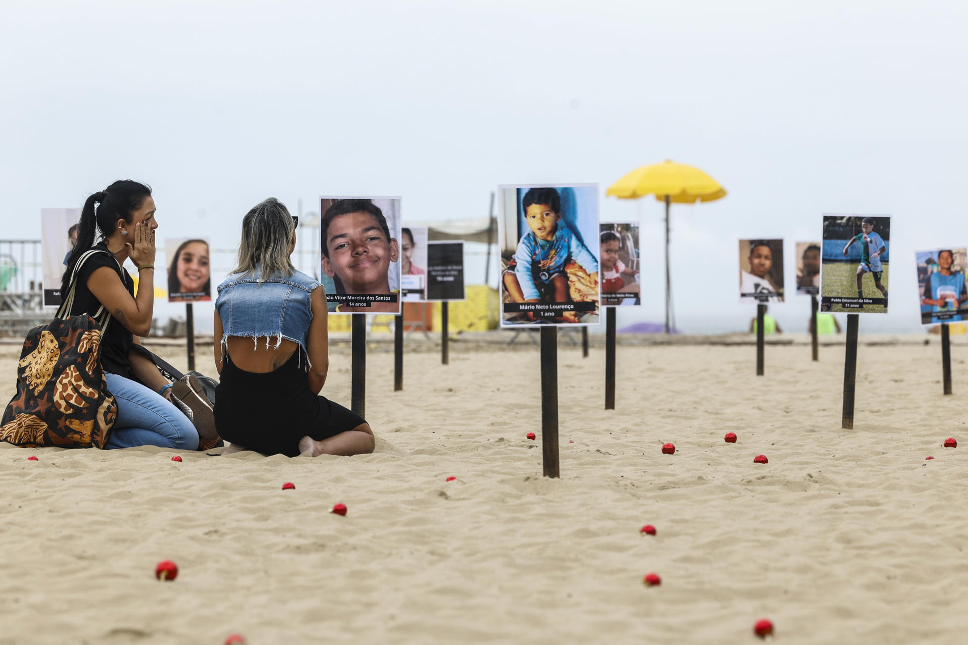 Fotografía de archivo de una manifestación contra la violencia en la playa de Copacabana en Río de Janeiro (Brasil). EFE/ Antonio Lacerda
