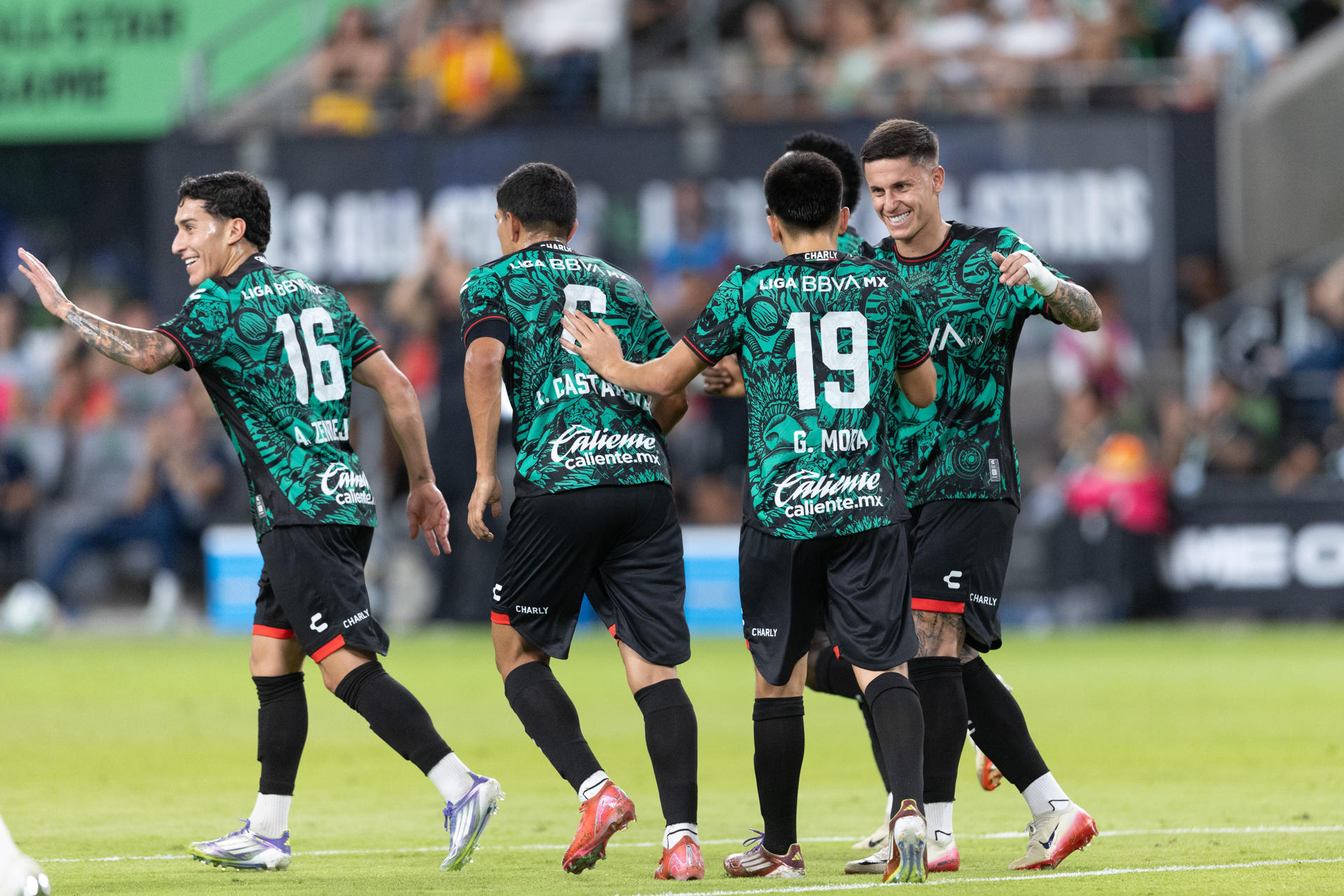 Jugadores de la Liga MX celebran el único gol anotado este miércoles en el partido de exhbición que ganaron por 3-1 lasta estrellas de la MLS en el estadio Q2 de Austin (Texas). EFE/ Carlos Ramírez
