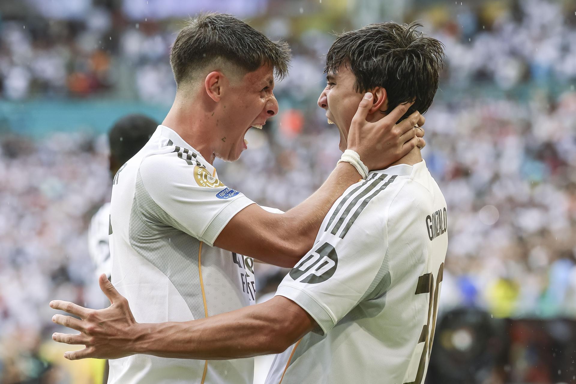 Gonzalo Garcia (d) es felicitado por Arda Guler tras anotar de cabeza el gol que selló este martes el triunfo de Real Madrid sobre Juventus y la clasificación a los cuartos de final del Mundial de Clubes en el Hard Rock Stadium de Miami. EFE/EPA/CRISTOBAL HERRERA-ULASHKEVICH