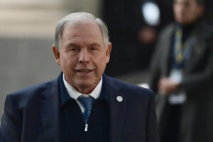 El ministro de Relaciones Exteriores, Comercio Internacional y Culto de la República Argentina, Gerardo Werthein, se retira del palacio San Martín al finalizar la primera jornada de la cumbre del Mercosur este miércoles, en Buenos Aires (Argentina). EFE/ Matias Martín Campaya