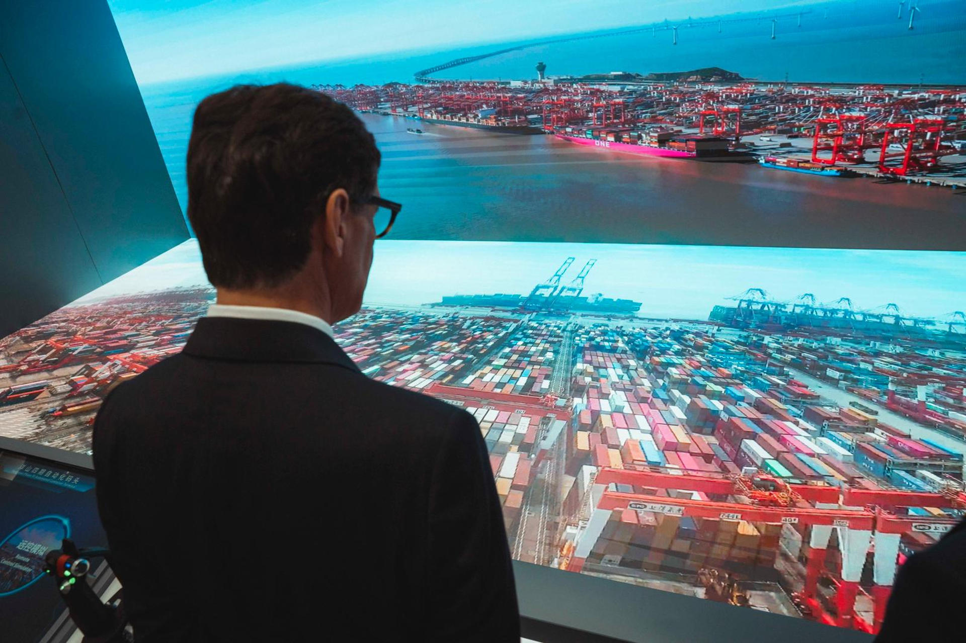 El presidente de la Generalitat, Salvador Illa, durante su visita al centro de operaciones de Shanghai International Port Group (SIPG), el operador del mayor puerto del mundo por número de contenedores. EFE/ Generalitat de Catalunya // SOLO USO EDITORIAL/SOLO DISPONIBLE PARA ILUSTRAR LA NOTICIA QUE ACOMPAÑA (CRÉDITO OBLIGATORIO)