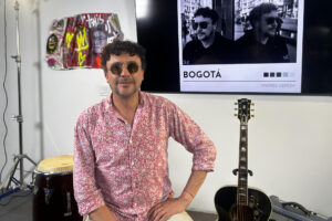 El cantautor colombiano Andrés Cepeda posa durante una entrevista con EFE este miércoles en Miami, Florida (Estados Unidos). EFE/ Blanca Escriche
