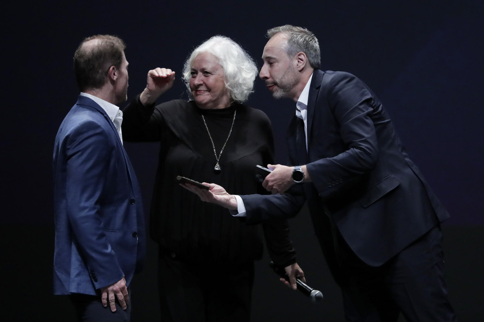 Joseph Poliszuk (i) y Roberto Deniz (d), de Armando.info, reciben el Reconocimiento a la Excelencia del Premio Gabo 2025, durante la ceremonia de entrega realizada este sábado en el Teatro Jorge Eliécer Gaitán, en Bogotá (Colombia). EFE/Carlos Ortega