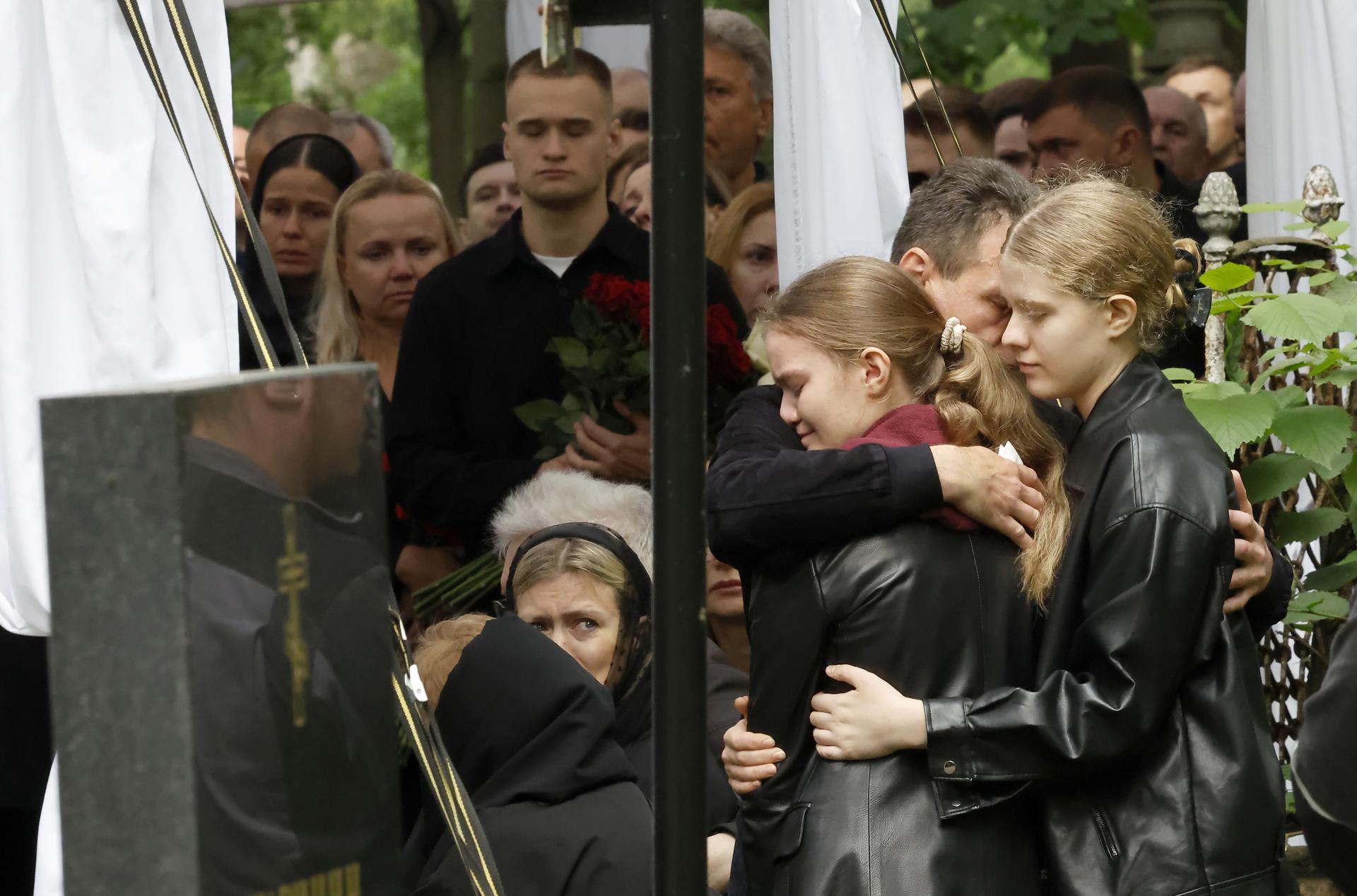 Román Starovoit, quien fue hallado muerto el pasado lunes en Moscú horas después de que el presidente ruso, Vladímir Putin, lo destituyera como ministro de Transporte, fue sepultado este viernes en San Petersburgo,EFE/EPA/ANATOLY MALTSEV