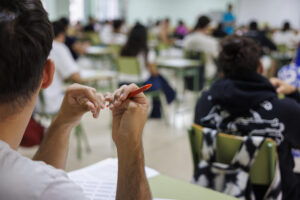 Imagen de archivo de un grupo de estudiantes en un aula.. EFE/Giner