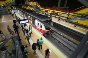 Fotografía de archivo de personas que se transportan en el Metro de Quito, en Quito (Ecuador). EFE/ José Jácome