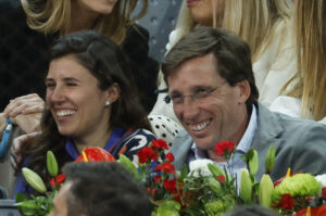 El alcalde de Madrid, José Luis Martínez Almeida (d) y su esposa Teresa Urquijo, en una imagen de archivo. EFE/chema Moya