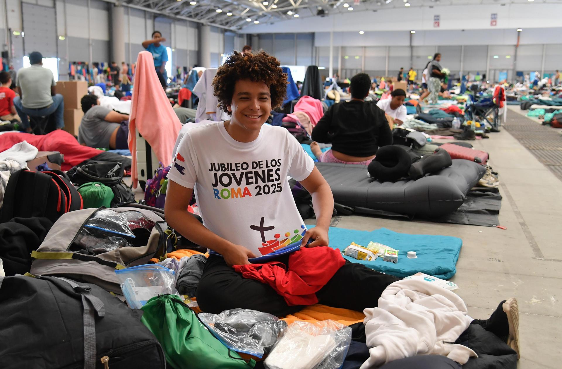Participantes en un área de descanso en el centro de recepción instalado para albergar a los peregrinos de la Jubilación de la Juventud en los pabellones de la Fiera di Roma, en Roma, Italia, 30 de julio de 2025. (Italia, Roma) EFE/EPA/FABIO CIMAGLIA
", "to": "es" }