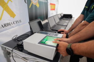 La Guardia Civil ha dado un paso más en la identificación de cadáveres y ha creado un puesto de trabajo portátil integral que agilizará la comprobación lofoscópica de la identidad de los fallecidos en grandes catástrofes, por muy inaccesible e inhóspito que sea el lugar del suceso. EFE/ Pablo R. Seco