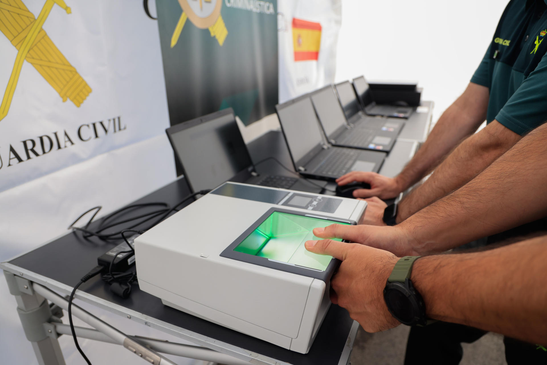 La Guardia Civil ha dado un paso más en la identificación de cadáveres y ha creado un puesto de trabajo portátil integral que agilizará la comprobación lofoscópica de la identidad de los fallecidos en grandes catástrofes, por muy inaccesible e inhóspito que sea el lugar del suceso. EFE/ Pablo R. Seco