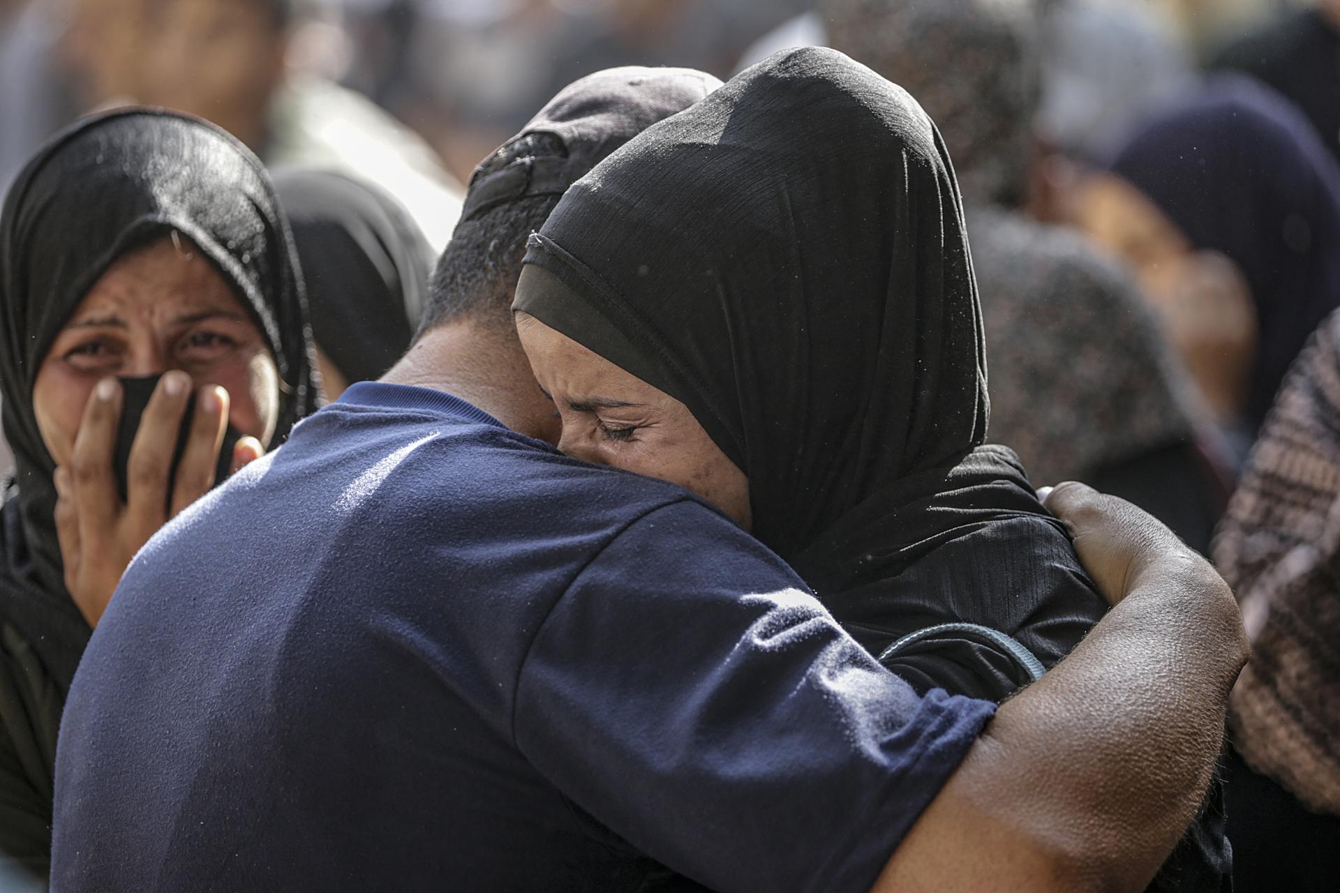 Palestinos lloran durante el funeral de sus familiares en el hospital Al-Shifa después de un ataque aéreo israelí en la ciudad de Gaza, el 15 de julio de 2025. EFE/EPA/MOHAMMED SABER