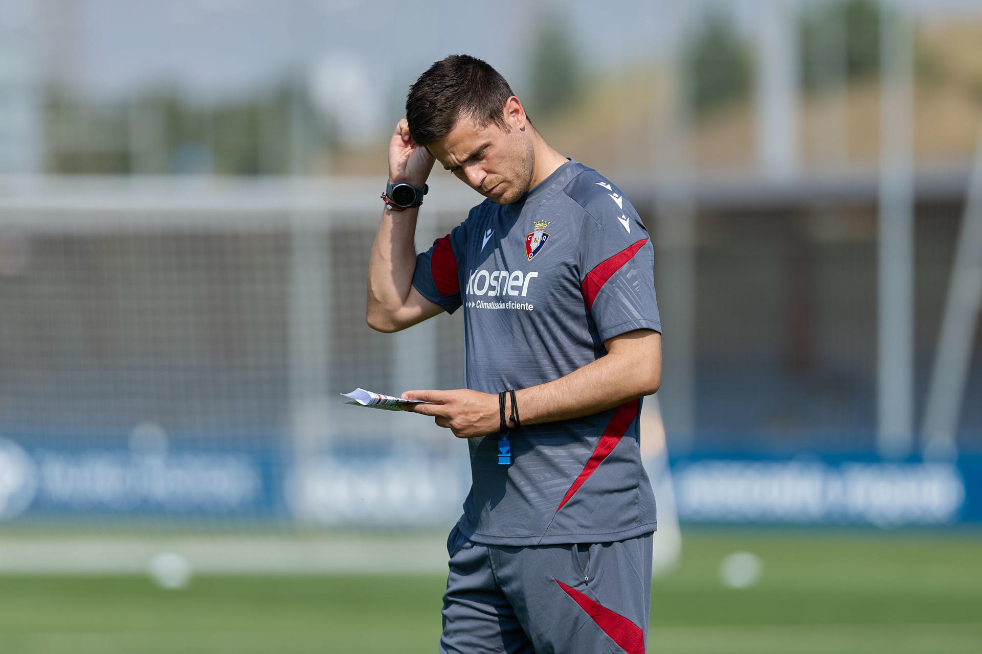 El entrenador del Osasuna, Alessio Lisci durante el primer entrenamiento de la temporada 2025-2026, este viernes. EFE/J.P. Urdiroz