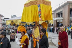 Monjes tibetanos en el exilio celebran en Katmandú, la capital del Nepal, el 90 cumpleaños del Dalai Lama. EFE/EPA/NARENDRA SHRESTHA