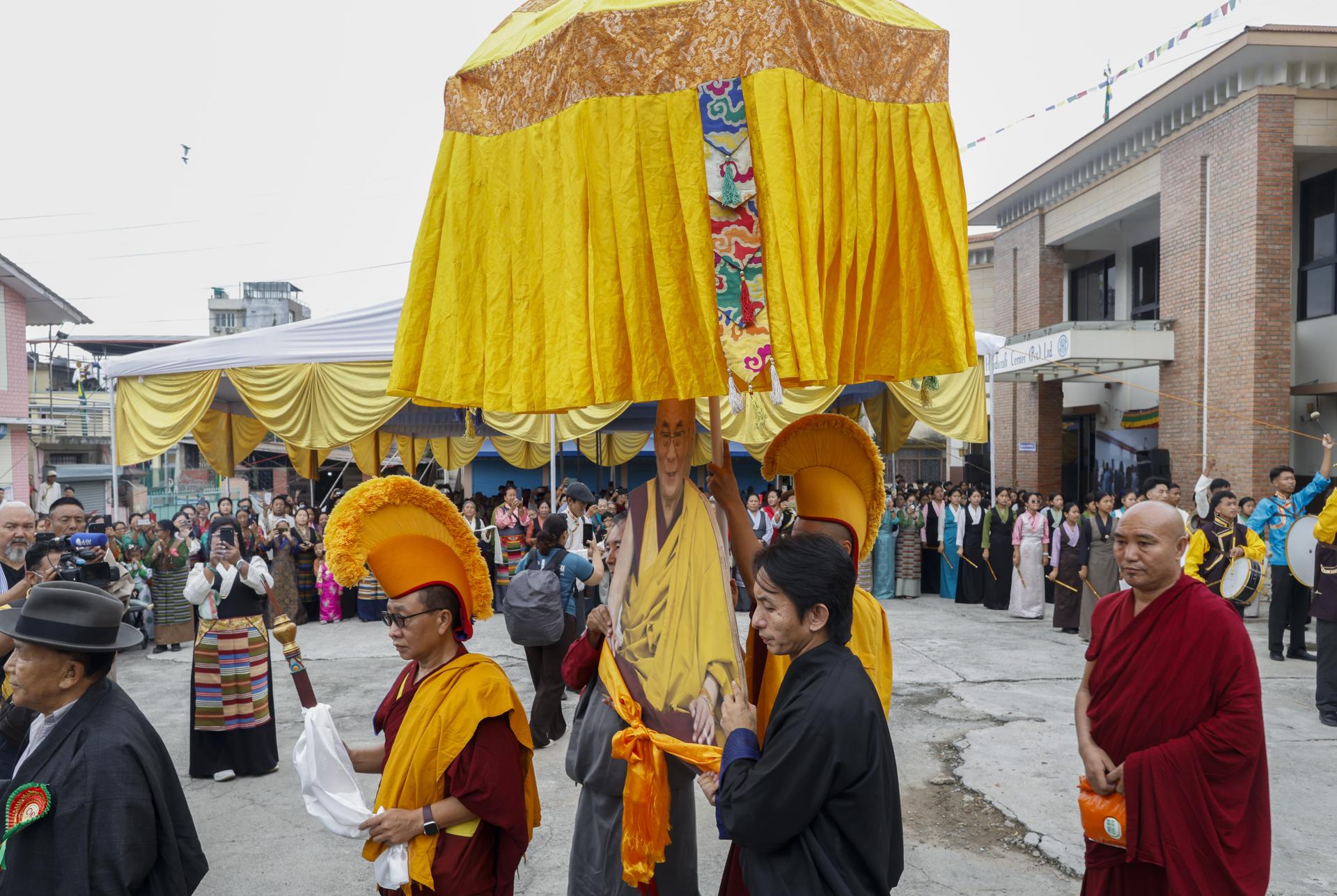 Monjes tibetanos en el exilio celebran en Katmandú, la capital del Nepal, el 90 cumpleaños del Dalai Lama. EFE/EPA/NARENDRA SHRESTHA