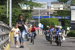 Fotografía de archivo en donde se ven personas que cruzan el puente internacional Simón Bolívar, que une a Villa del Rosario (Colombia) con San Antonio del Táchira (Venezuela). EFE/Mario Caicedo