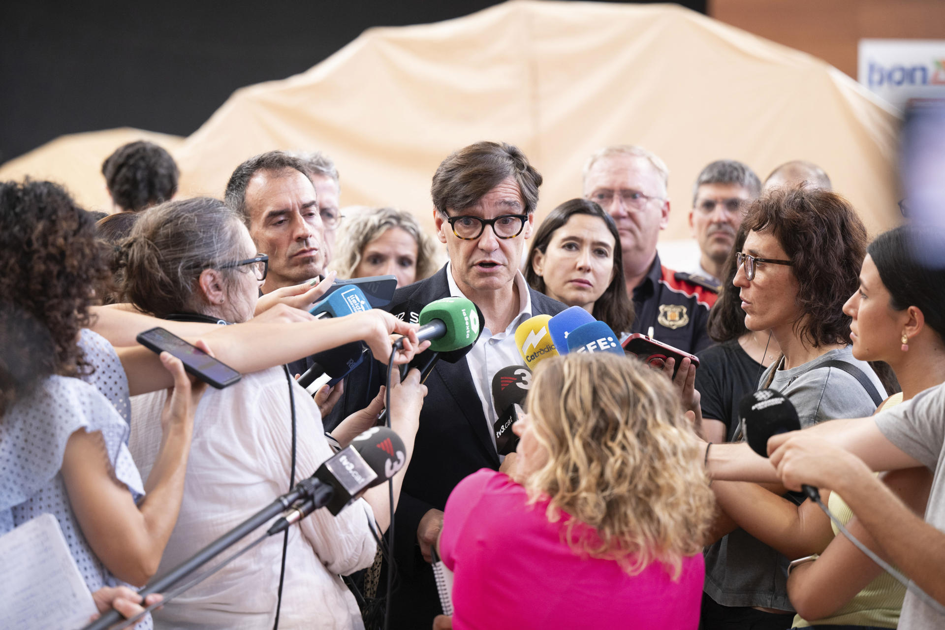 El presidente catalán, Salvador Illa, atiende a los medios de comunicación durante su visita al centro de mando en Guissona (Lleida) por el incendio, ya estabilizado, de Torrefeta y Florejacs, que ayer causó dos muertos. Illa ha advertido de que "los fuegos no son como antes", ya que avanzan con mucha rapidez y superan en ocasiones la capacidad de extinción de los Bomberos, por lo que ha pedido extremar la prudencia y seguir las indicaciones de las autoridades. EFE/Álex López
