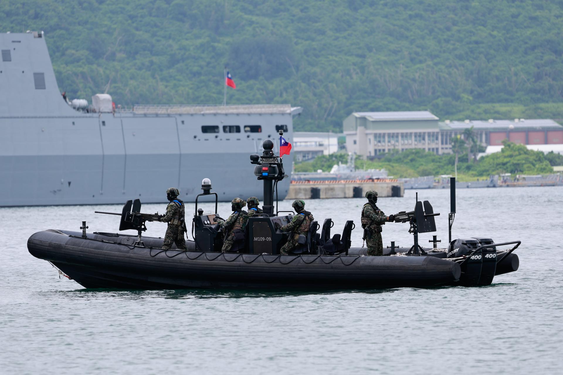 Un barco de la Armada de Taiwán patrulla durante los ejercicios militares anuales Han Kuang, en la ciudad de Kaohsiung, el 14 de julio de 2025. EFE/EPA/RITCHIE B. TONGO