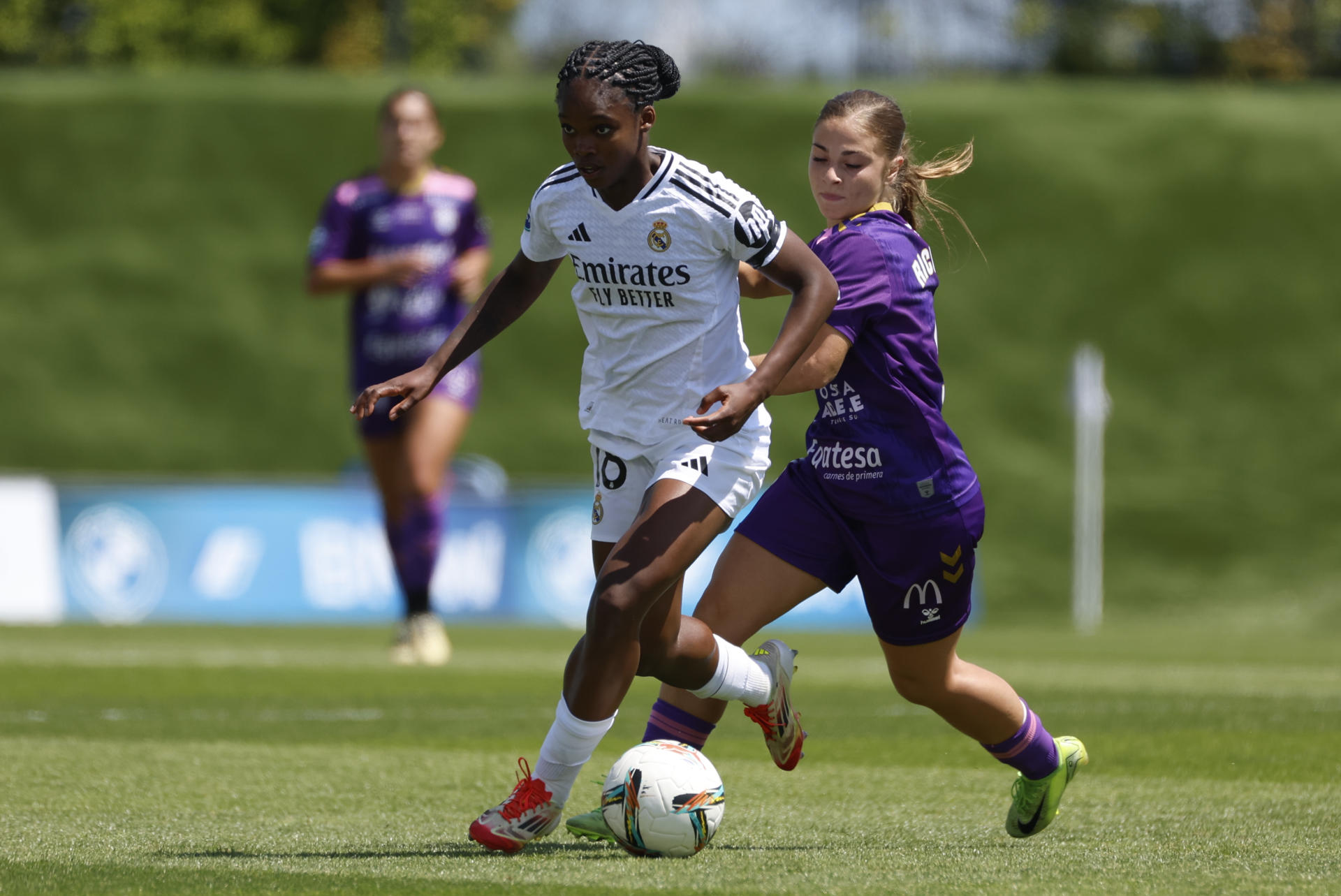 La colombiana Linda Caicedo (i), jugadora del Real Madrid Femenino. EFE/JuanJo Martín