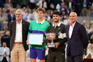 Fotografía de Teresa Suárez, en la que puede verse en una imagen de archivo del 08 de junio de 2025 a los tenistas Jannik Sinner (2i) y Carlos Alcaraz (2d) tras la final de Roland Garros, segundo Grand Slam de la temporada. EFE